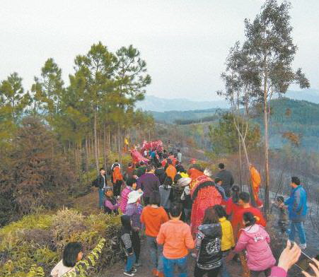 雞公獅、人龍跟隨在背帶龍后面,游過(guò)各個(gè)山頭,走回祠堂。