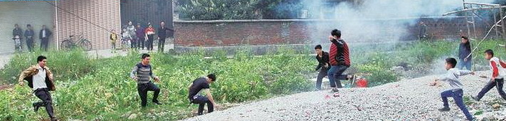 花炮爆炸后將鐵圈沖上天空,搶花炮的人群向鐵環(huán)飛出的方向奔去,尋找和搶奪鐵環(huán)。