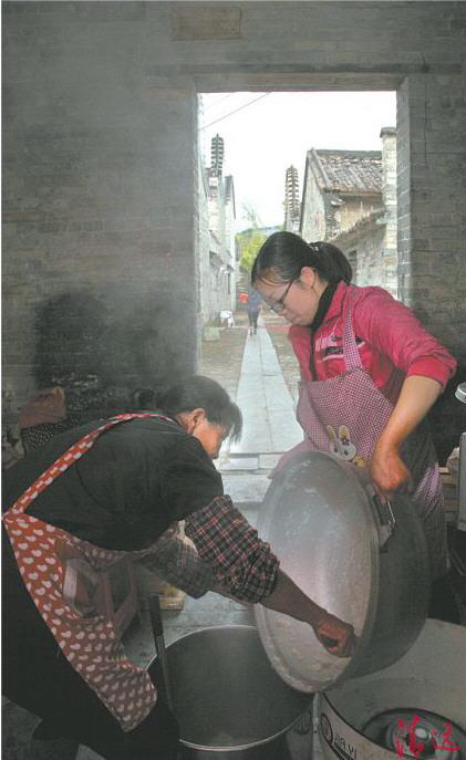 后勤人員緊張地準備午飯。