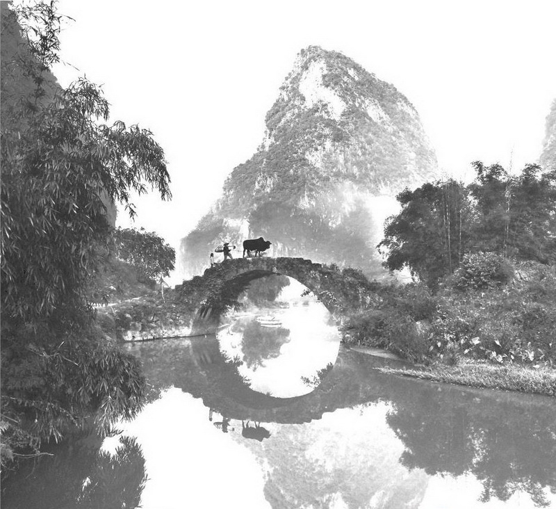 英西峰林永豐橋,橋因旁邊的永豐寺而得名。古石橋已無年月和造建者可考,但這絲毫不妨礙它從容而清伶地安立這鄉(xiāng)間天地。石橋獨(dú)自架于峰巒盛開的曠野溪流之上,則打破了慣性的審美定勢(shì),顯出其清麗之美。從橋上牽牛而過的人叫阿六,身高不到一米五。