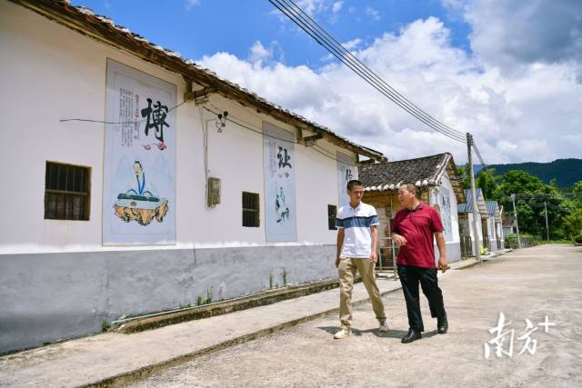 清遠(yuǎn)市退役軍人事務(wù)局派駐園山村第一書記錢峰與留坌村小組長溝通推進(jìn)該村農(nóng)旅項(xiàng)目。 曾亮超 攝