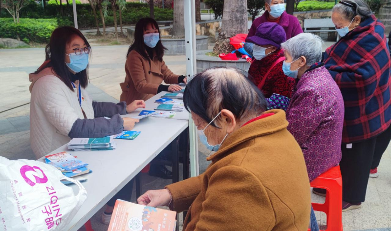 （圖為2022年12月6日，在清新區(qū)太和鎮(zhèn)建設(shè)社區(qū)駿豪城開展法治宣傳活動(dòng)）.jpg