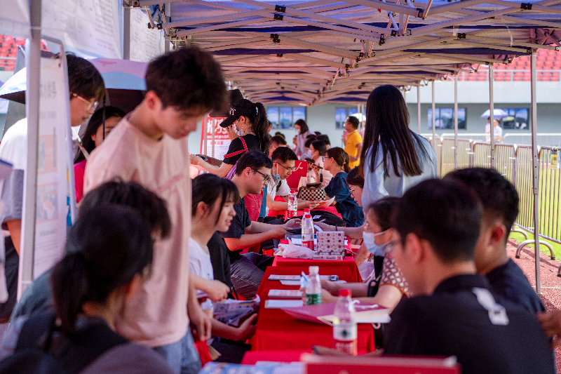 圖片一  20231021001-2023年5月27日，清遠(yuǎn)市舉辦2023年廣東省粵北片區(qū)“穩(wěn)就業(yè)促發(fā)展”大型招聘活動(dòng)，現(xiàn)場前來咨詢的求職者絡(luò)繹不絕。.jpg