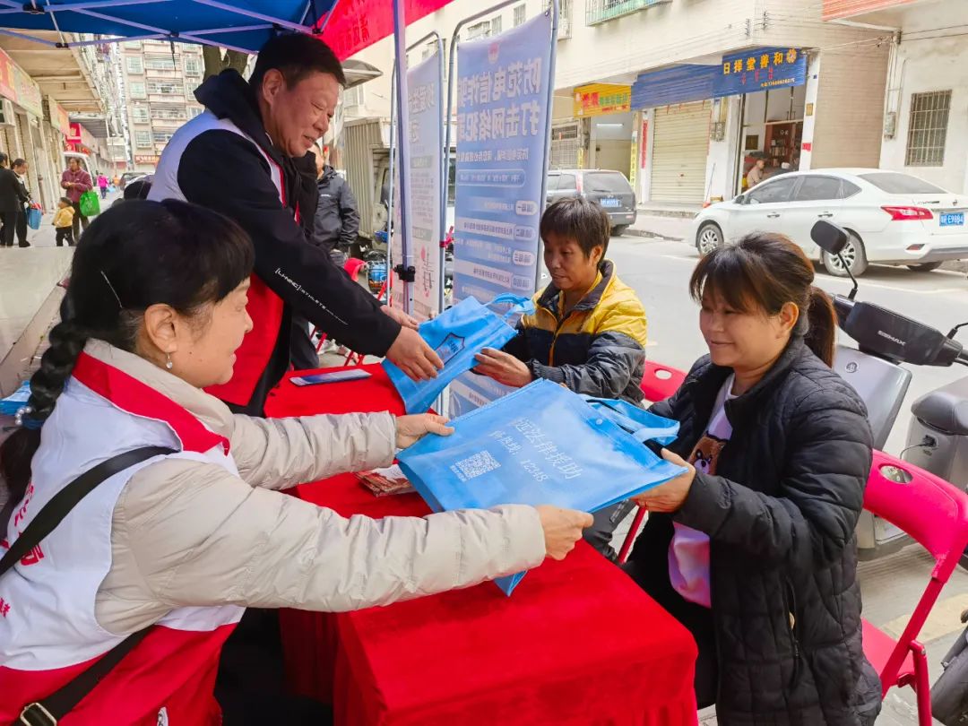 清遠(yuǎn)市司法局離退休干部黨支部開展法治宣傳宣講志愿服務(wù)活動(dòng)